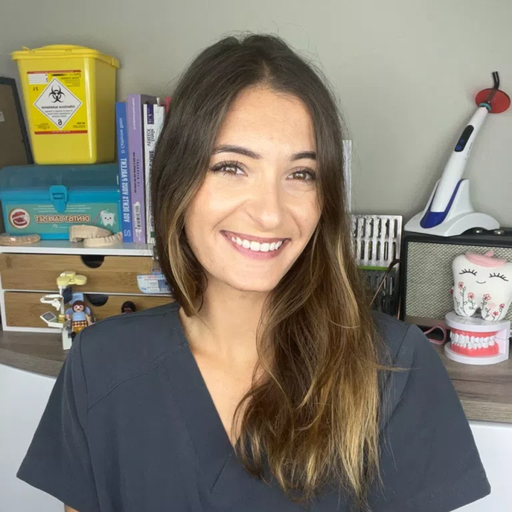 Portrait de Camille Chapon, assistante dentaire et naturopathe, créatrice de contenu santé