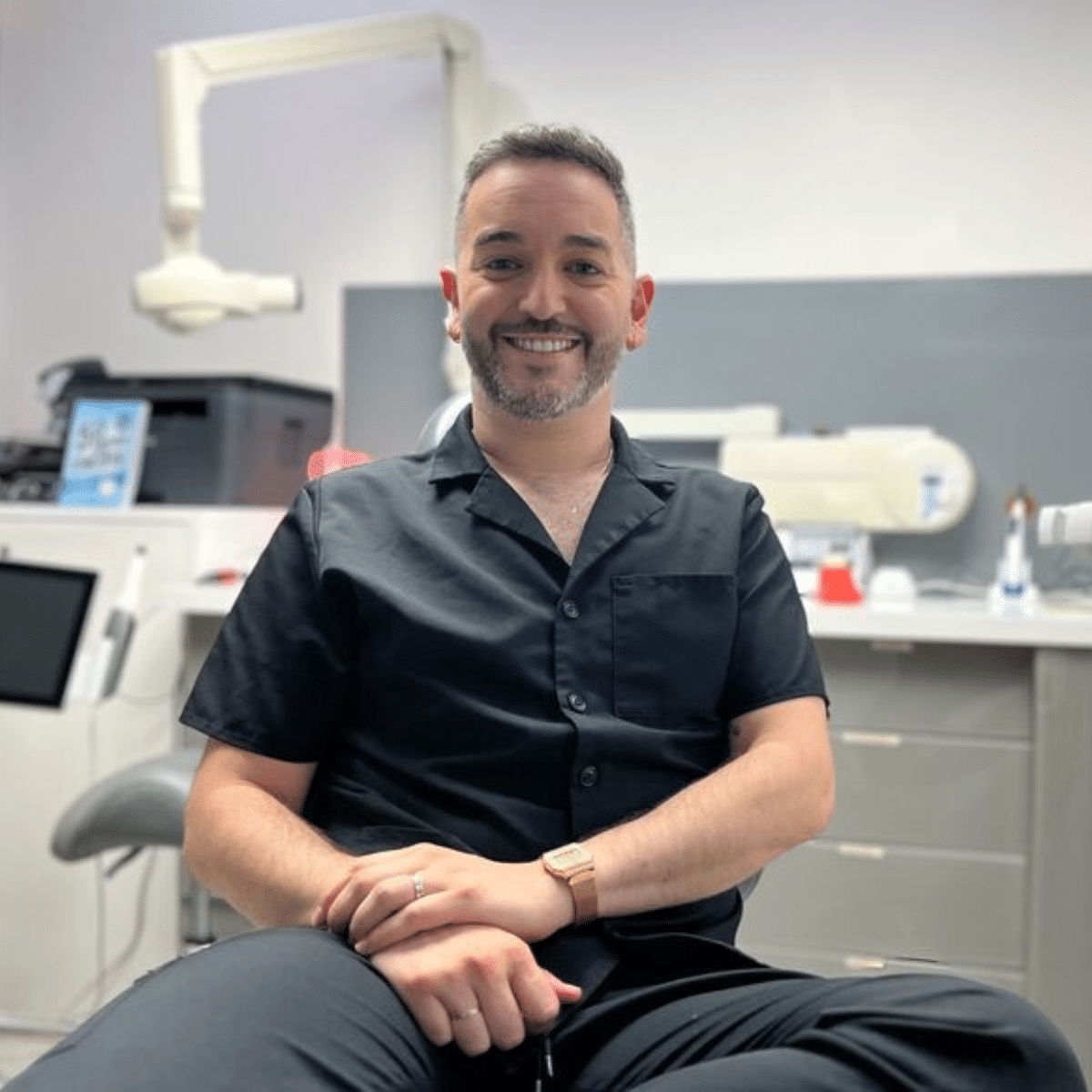 Portrait du Dr Sacha Gabriel Ayache, chirurgien-dentiste et créateur de contenu digital santé