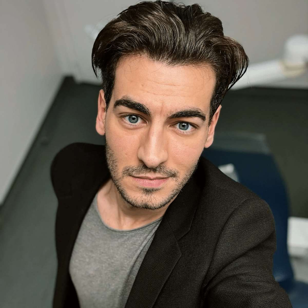 Portrait de Kevin Lovin, chirurgien-dentiste et influenceur santé sur les réseaux sociaux