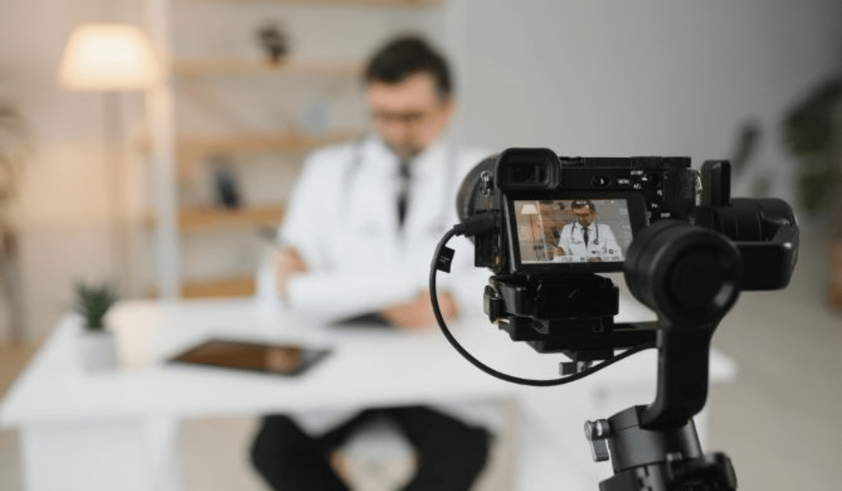 Créateur de contenu médical réalisant une vidéo dans le cadre d’une stratégie d’influence santé conforme