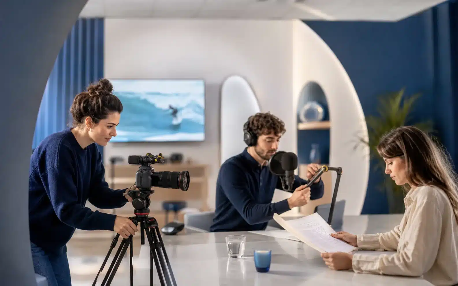 Photographie de simulation d’une équipe dans un studio de production de contenus.