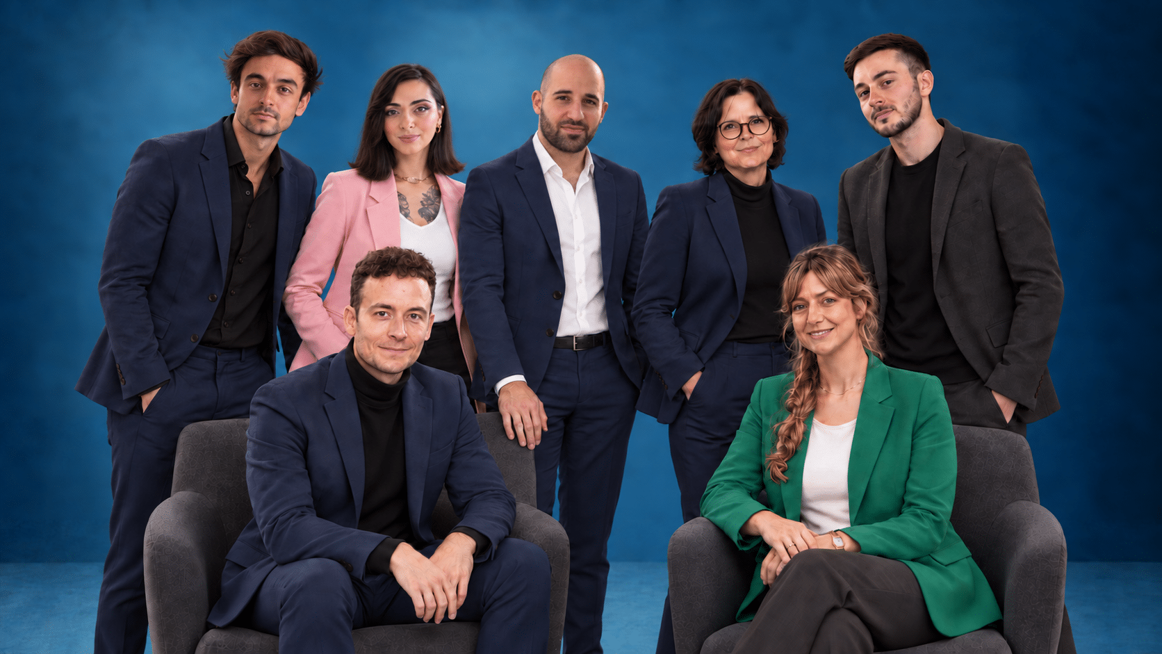 Équipe réunie dans un environnement de travail lumineux.