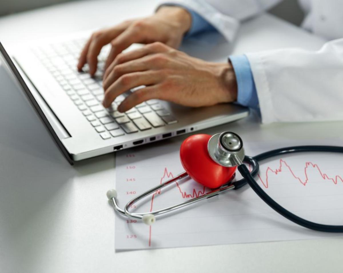 Photographie de l’univers de marque Jungloo : travail administratif d’un professionnel de santé.